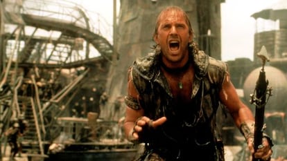 Kevin Costner, hinchado de ego, en una de las escenas de 'Waterworld'.
