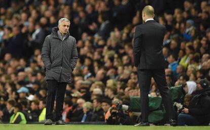 Jose Mourinho y Pep Guardiola durante el partido que enfrentó a Manchester United y Manchester City en el Etihad Stadium.