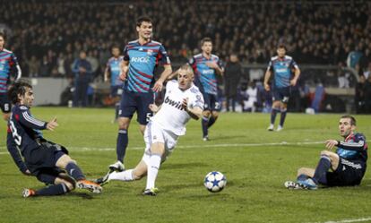 Karim Benzema slides the ball through Hugo Lloris' legs to give Real the lead.