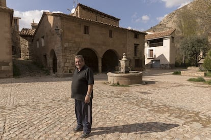 Fernando Sangüesa, hijo de Cristóbal y Herminia, visita con frecuencia el pueblo de Miravete de la Sierra, Teruel.