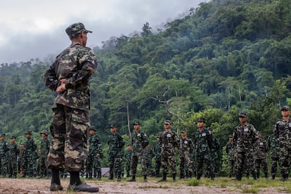 Un oficial karen pasa lista a los nuevos guerrilleros antes de que sean desplegados en el frente contra la dictadura.