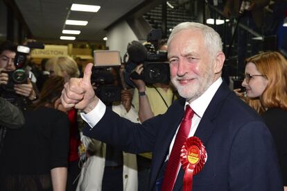 Con 645 de los 650 escaños asignados, el Partido Laborista de Jeremy Corbyn obtiene 261, el Partido Nacionalista Escocés (SNP) 35 y los liberaldemócratas logran 12. En la imagen, Jeremy Corbyn, que se ha colocado a tan solo dos puntos de Theresa May, muestra su alegría antes de hacer declaraciones a los medios de comunicación en Londres.