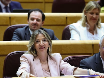 Los senadores del PP Alicia García y Javier Arenas, este martes en la sesión de control al Gobierno en el Senado.