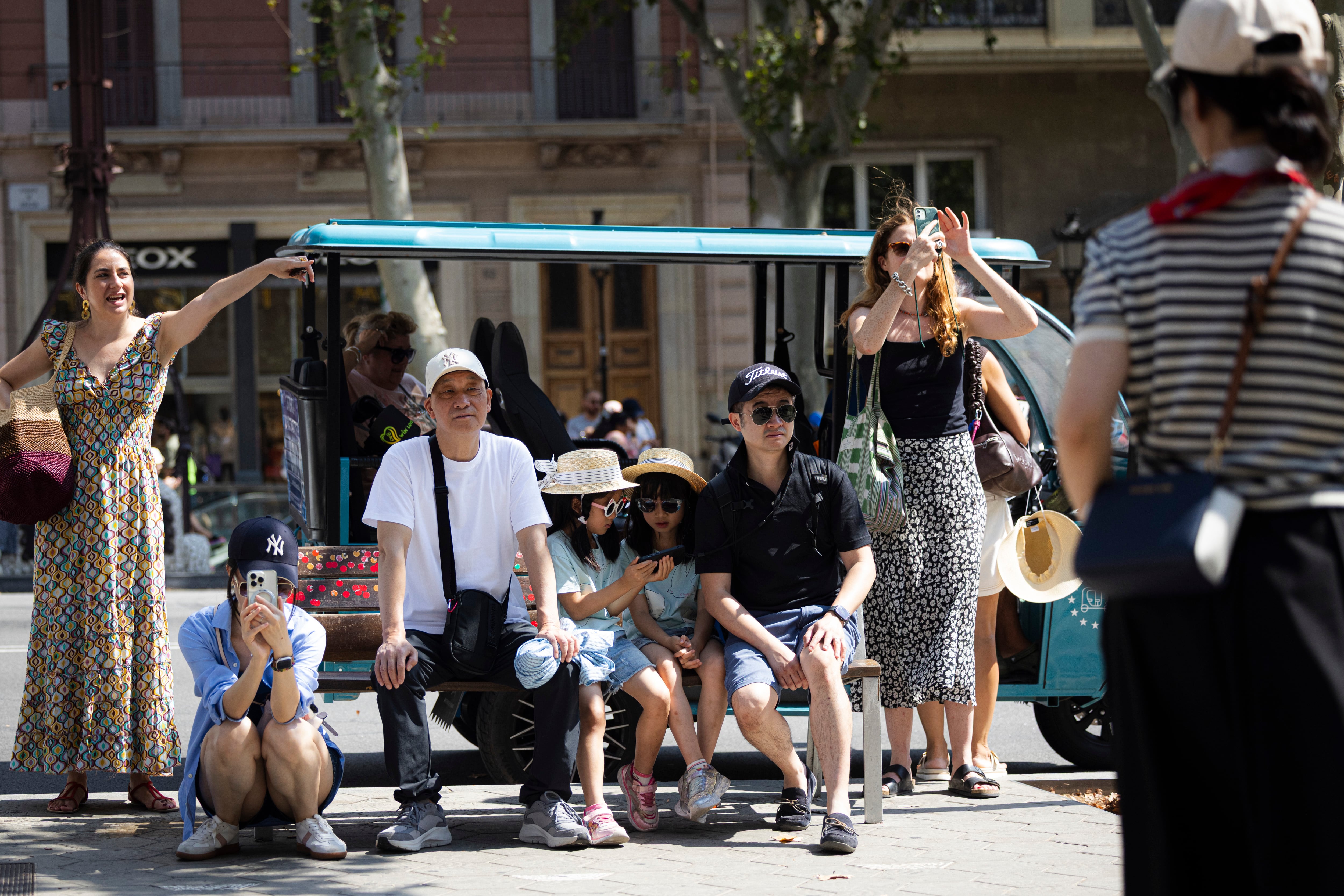Turistas frente a la Casa Batlló en el Paseo de Gràcia de Barcelona.