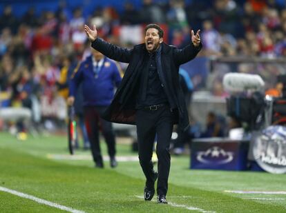 El entrenador del Atlético de Madrid Diego Simeone protestas durante una jugada.