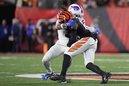 El jugador de los Buffalo Bills Damar Hamlin (izquierda) y Tee Higgins, de los Cincinnati Bengals, en una acción del partido.  Fue precisamente este choque el que precedió al desplome de Hamiln sobre el césped del Paul Brown Stadium, en Cincinnati, Ohio.