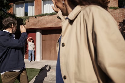 Aceptar que un hijo se hace "mayor" es un gesto de valentía, y mucho más dejarle solo en casa. Todo llega, pero mejor con seguridad y tranquilidad.