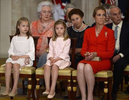 Leonor y Sofía junto a su tía la infanta Elena. En la fila de atrás, las hermanas de don Juan Carlos, Pilar y Margarita de Borbón, el día en que se produjo el relevo en la corona.