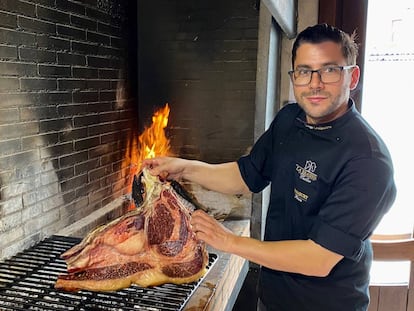 Jorge Guijarro se dispone para el asado.