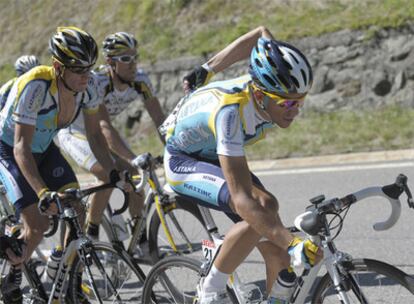 Alberto Contador, seguido por su compañero Lance Armstrong, durante la etapa.