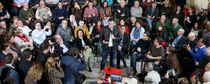 Pedro Sánchez, ayer en una asamblea con unos 200 militantes del PSOE en Alcalá de Henares (Madrid).