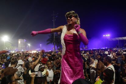 Una persona baila durante el concierto de Madonna en la playa de Copacabana 