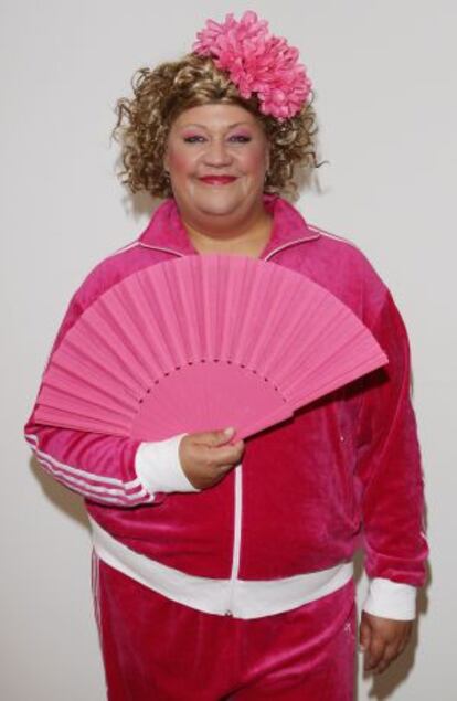 La cómica alemana Cindy aus Marzahn, vestida con su reconocible chándal de terciopelo rosa, en 2011.