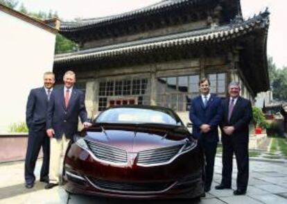 Fotografía facilitada por Ford de los ejecutivos de la compañía (i-d) Joe Hinrichs, presidente para Asia-Pacífico; Alan Mulally, presidente ejecutivo; Jim Farley, vicepresidente del grupo para ventas y mercadotecnia mundial y servicios, y Dave Schoch, presidente ejecutivo de Ford China, junto a un prototipo del modelo Lincoln MKZ presentado en China. EFE/Archivo