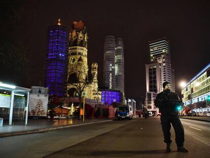 Un polic&iacute;a resguarda la zona donde un cami&oacute;n atropell&oacute; a gente en Berl&iacute;n, el lunes