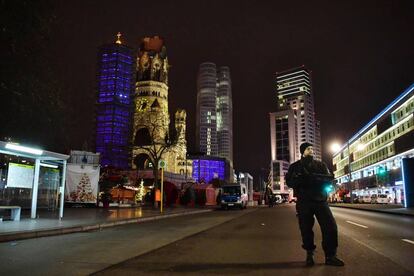 Un polic&iacute;a resguarda la zona donde un cami&oacute;n atropell&oacute; a gente en Berl&iacute;n, el lunes