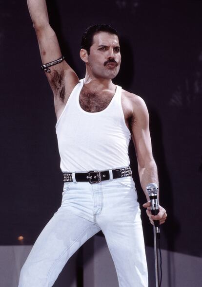 Freddie Mercury actuando en Wembley (Londres) en 1985.