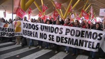 Centenares de trabajadores de Iberia en una manifestación en la T4 de Barajas para protestar por el plan de transformación