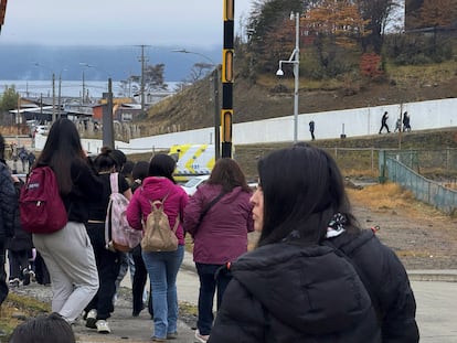 Les résidents de Puerto Williams évacuent la côte au Chili après un avertissement préventif de tsunami.