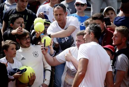 Karlovic se fotografía con unos aficionados.