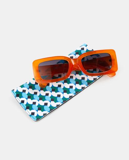 Si buscas un accesorio con el que darle un toque retro a tu estilo, hazte con estas gafas rectangulares en color naranja de Easy Wear.

Desde 9,99€