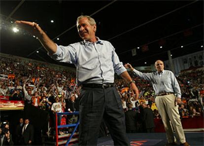 El presidente Bush se dirige al estrado en un acto político celebrado el pasado jueves en Las Cruces, Estado de Nuevo México, tras ser presentado por el ex alcalde de Nueva York Rudolph Giuliani.