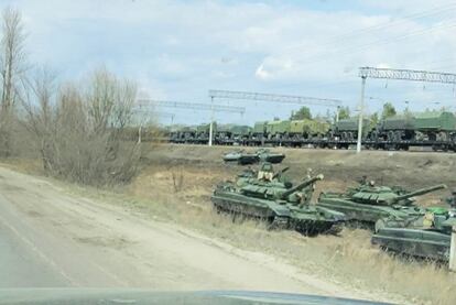 Fotograma de un vídeo que muestra tanques y vehículos militares rusos cerca de la ciudad de Voronezh, no lejos de la frontera con Ucrania.