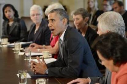 El presidente de Estados Unidos, Barack Obama (c), junto al secretario de Defensa Chuck Hagel (d) y la secretaria de Salud, Kathleen Sebelius (2-i) pronuncia unas palabras sobre Siria al inicio de la reunión de gabinete en la Casa Blanca, en Washington, DC, EE.UU..