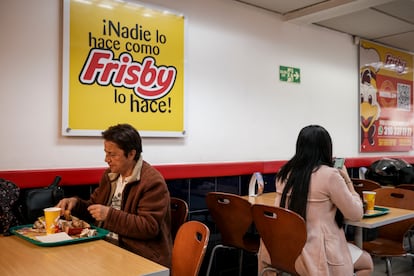 Clientes en una sucursal de Frisby en Bogotá, el 14 de mayo.