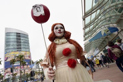 Una asistente al Comic-Con se presenta disfrazada de la princesa Pennywise.