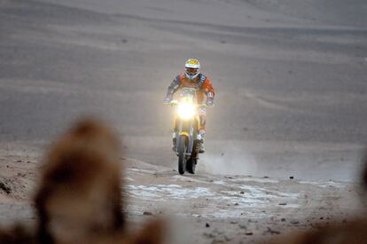  El piloto español, Jordi Villaloms, durante la décima etapa del rally Dakar por el desierto de Atacama en la región de Tarapacá, Iquique (Chile). 
