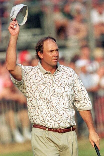 El estadounidense Tom Lehman saluda al público en el Open Británico de 1996, un año antes de convertirse en número uno, puesto en el que se mantuvo durante una semana.