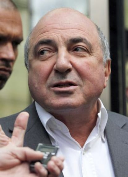 Boris Berezovsky habla con la prensa a la salida de un tribunal de Londres el 31 de agosto de 2012.