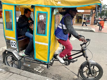 Walter Asprilla en su bicitaxi, en Bogotá.