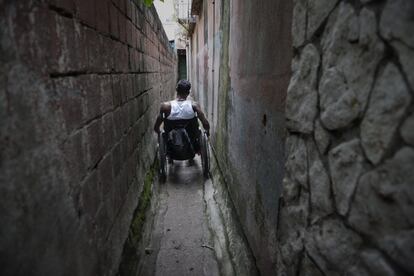 Santo Domingo, República Dominicana. Vicente atraviesa cada día el estrecho camino que conduce a la entrada de su casa. Este es solo el reflejo de uno de los aspectos que las personas con discapacidad deben afrontar en muchos países en desarrollo. <p>La AECID tiene programas para la protección y el respeto de los derechos humanos, así como para el fomento de la igualdad de oportunidades, la no discriminación y la accesibilidad universal de las personas con discapacidad.</p>