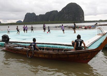 Varios niños juegan al fútbol en una plataforma flotante en el pueblo de Ko Panyi, en la provincia de Phang Nga, al sur de Tailandia. El terreno de juego se colocó para que los niños del club de fútbol de Panyi jugaran a este deporte, debido a la falta de espacio en la isla.