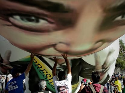 Apoiadores erguem boneco inflável de Bolsonaro, em São Paulo.