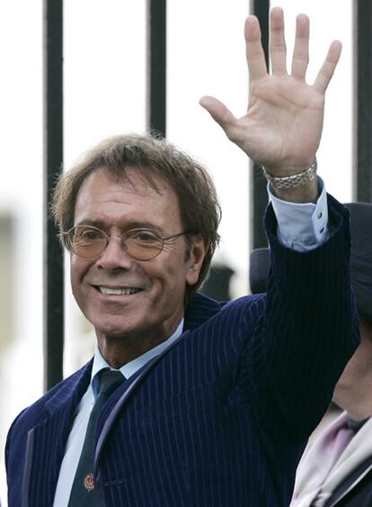 El cantante británico Cliff Richard ha conseguido entrar en el <i>Top ten</i> de la música británica al menos una vez por década desde 1958, año en el que su trabajo <i>Move it</i> alcanzó la cima del éxito. Según ha publicado hoy el diario británico <i>The Guardian</i>, con la entrada de su último sencillo, <i>Thank you for a Lifetime</i>, en el número tres de la lista de éxitos, Richard ha logrado un lugar en el <i>ranking<i>. El cantante, de 67 años, podrá pues celebrar sus bodas de oro en el mundo de la música con un buen sabor de boca porque sus seguidores siguen ubicándolo en lo más alto de las listas de éxito. Antes de <i>Thank you for a Lifetime</i>, Richard consiguió un puesto en el <i>top ten</i> en 1999 con <i>Millenium Prayer</i>, aun cuando algunas emisoras de radio la retiraron de sus listas de reproducción.