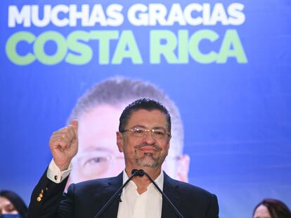 Rodrigo Chaves habla ante sus seguidores tras conocerse su victoria en las elecciones del domingo.