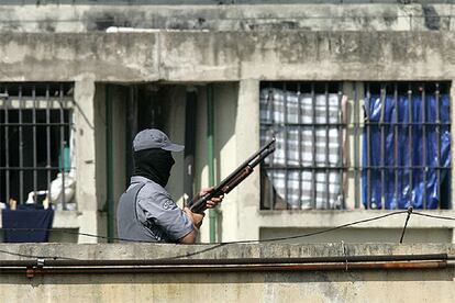 Un policía vigila la cárcel de Guarulhos, cercana a São Paulo, ayer durante un motín de los presos.