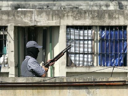 Un policía vigila la cárcel de Guarulhos, cercana a São Paulo, ayer durante un motín de los presos.