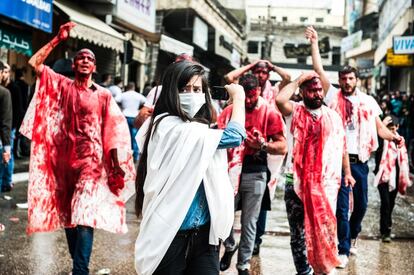 En el último lustro, el número de penitentes que se flagelan ha disminuido drásticamente. Paralelamente, y con el auge de las redes sociales, Ashura se convierte en Nabatíe en un culto cada año más social y mediatizado. Adolescentes embutidas en sus vaqueros y velos negros persiguen en su recorrido a los jóvenes ensangrentados. Con los móviles en alto se lanzan en busca de un autoretrato o de grabar a su hermano, novio o familiar. 