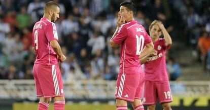 Benzema, James y Modric se lamentan en Anoeta, donde el Madrid perdi&oacute; 4-2. 