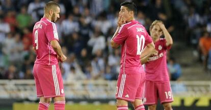 Benzema, James y Modric se lamentan en Anoeta, donde el Madrid perdió 4-2.