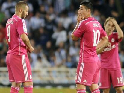 Benzema, James y Modric se lamentan en Anoeta, donde el Madrid perdi&oacute; 4-2. 