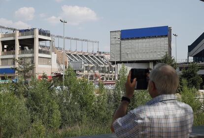 Un hombre fotografía con su móvil la grada norte. 