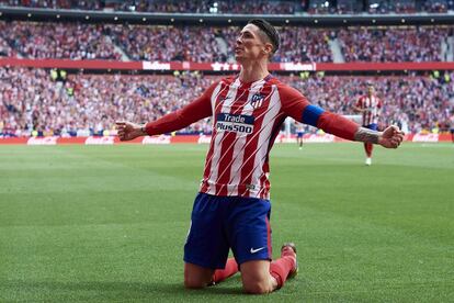 Fernando Torres del Atlético de Madrid celebra su primer gol.