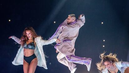 Maluma da un salto acompañado de dos bailarinas en el concierto de anoche en el Palau Sant Jordi de Barcelona.