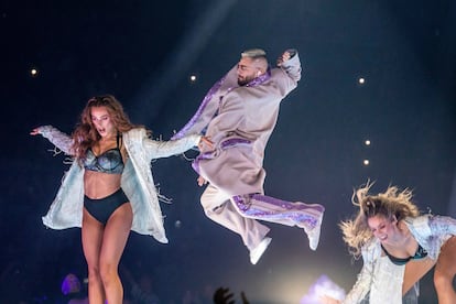 Maluma da un salto acompañado de dos bailarinas en el concierto de anoche en el Palau Sant Jordi de Barcelona.