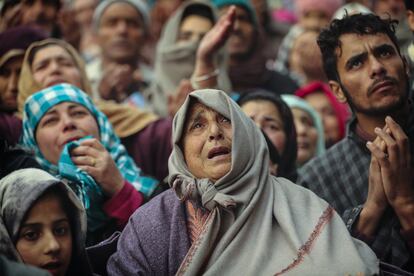 Fieles musulmanes de Cachemira ofrecen oración en el exterior de la ermita del santo sufí Syed Abdul Qadir Jeelani, en Srinagar, el 9 de diciembre de 2019.